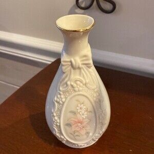 670) Cameo Ribbon Vase/Royal Heritage Collection /Ivory Porcelain Bud Vase